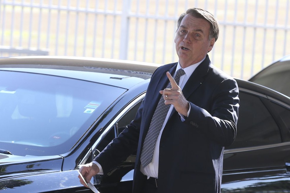 O presidente Jair Bolsonaro durante conversa com simpatizantes na porta do Palácio da Alvorada — Foto: Antonio Cruz/Agência Brasil