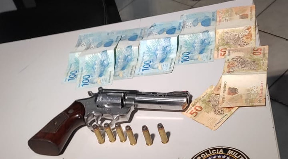 Arma apreendida pela polícia e que estava com os criminosos — Foto: Divulgação/Polícia Militar