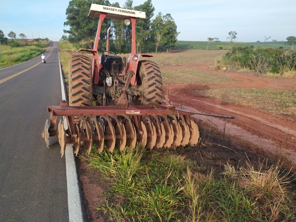 Acidente entre trator e motocicleta deixou uma vítima fatal, em Presidente Prudente — Foto: Polícia Militar