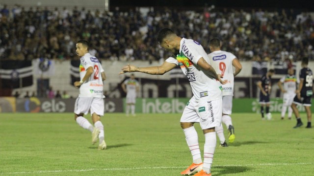 Thiago Alagoano foi o grande destaque do jogo, com dois gols