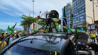 Réplica de metralhadora na manifestação a favor de Bolsonaro em Niterói — Foto: Flávio Trindade/Agência O Globo
