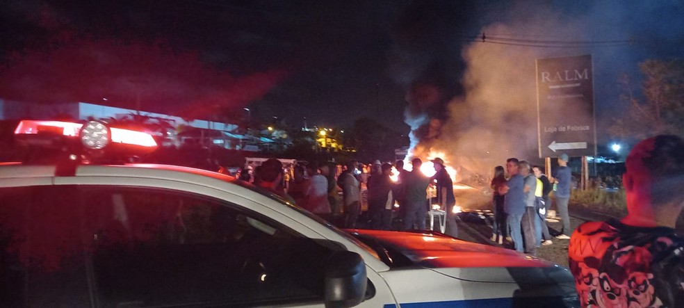 Manifestantes fecham a MG-290 durante a noite em Jacutinga — Foto: Polícia Militar Rodoviária
