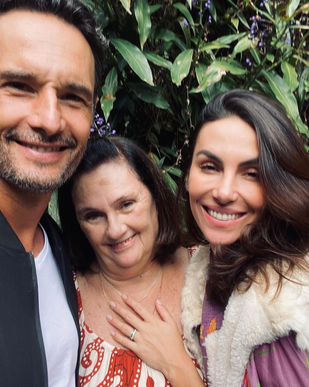 Rodrigo Santoro com a mãe Maria José Junqueira e a esposa Mel Fronckowiak (Foto: reprodução Instagram )