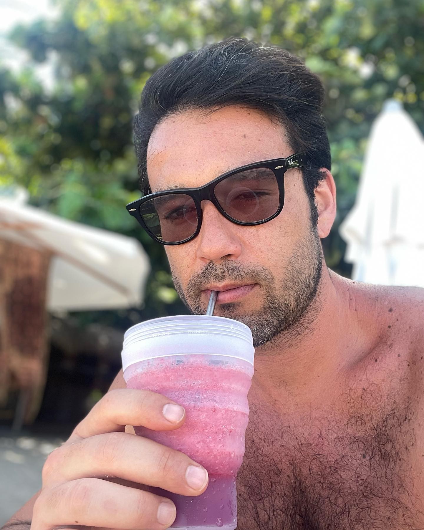 Sergio Marone posa na praia com canudo e copo reutilizáveis e manda recado sobre sustentabilidade (Foto: Reprodução/Instagram)