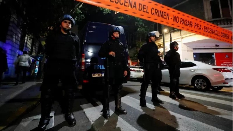 Local do atentado em Buenos Aires foi isolado (Foto: REUTERS via BBC)