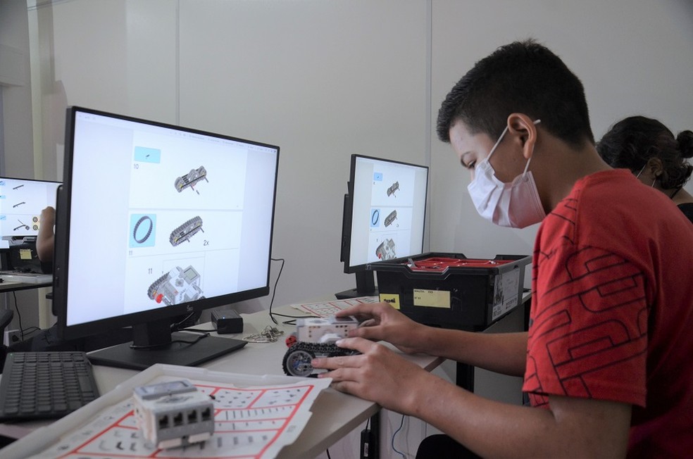 Estudante aprendendo sobre robótica — Foto: Rafael Aleixo/GEA