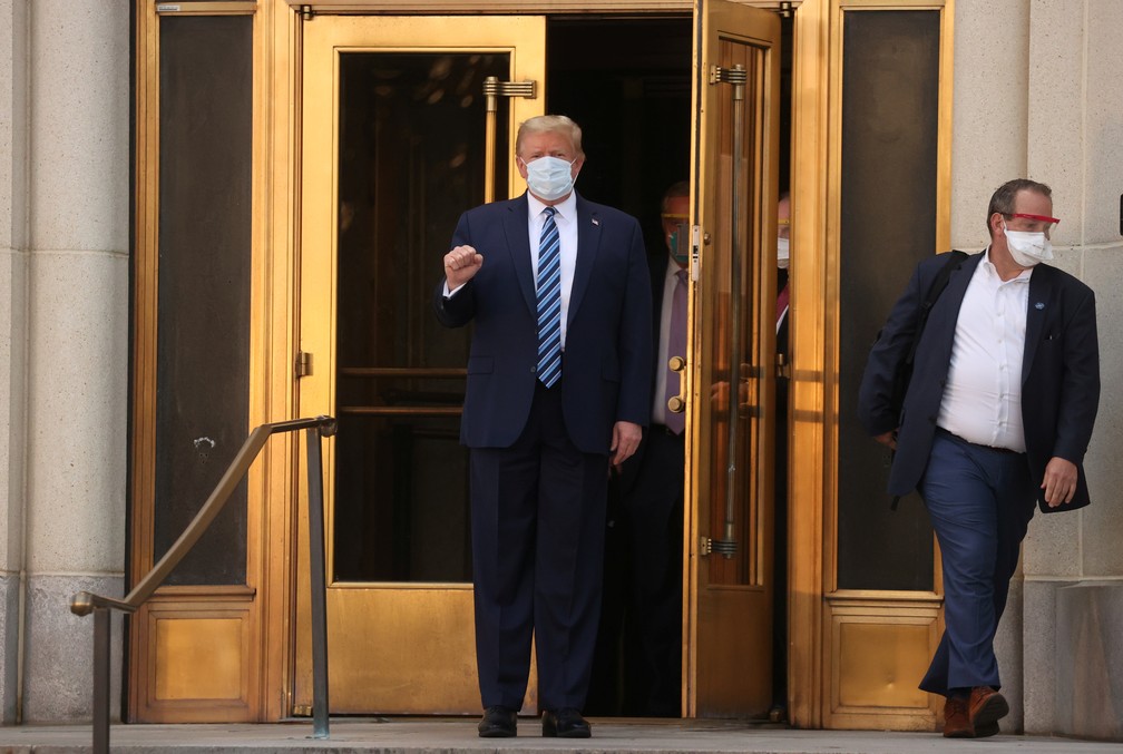 Donald Trump, presidente dos EUA, usa máscara ao deixar Centro Médico Militar Walter Reed em Bethesda, Maryland, nesta segunda (5) — Foto: Jonathan Ernst/Reuters