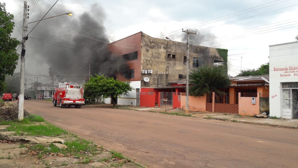 Fuma&ccedil;a pode ser vista de v&aacute;rias quadras da cidade &mdash; Foto: Reprodu&ccedil;&atilde;o/WhatsApp