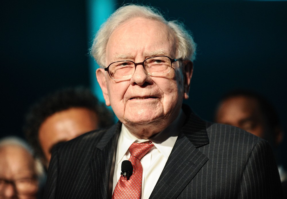 NEW YORK, NY - SEPTEMBER 19:  Philanthropist Warren Buffett is joined onstage by 24 other philanthropist and influential business people featured on the Forbes list of 100 Greatest Business Minds during the Forbes Media Centennial Celebration at Pier 60 o (Foto: WireImage)