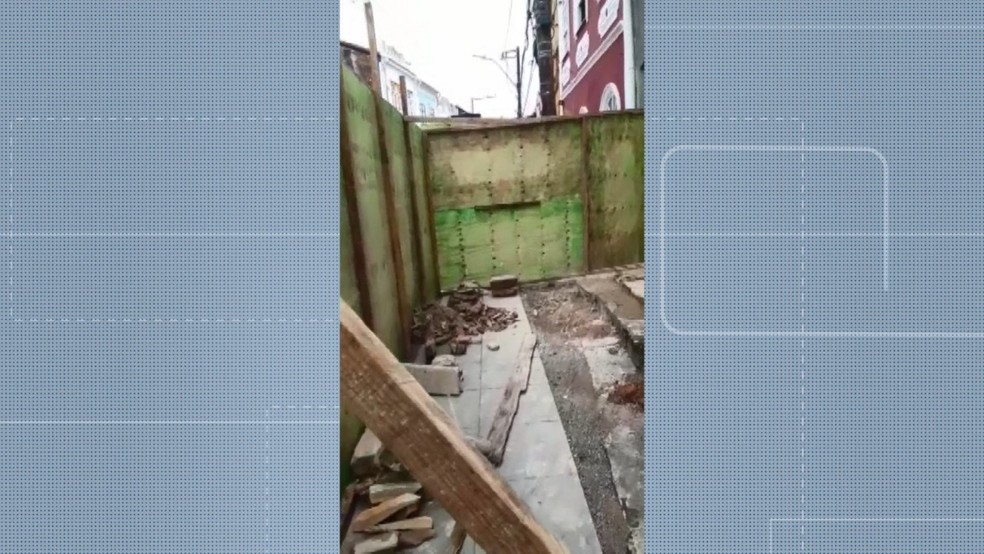 Moradores impedem substituição de pedras antigas em escadaria de igreja no Santo Antônio, em Salvador — Foto: Reprodução/TV Bahia
