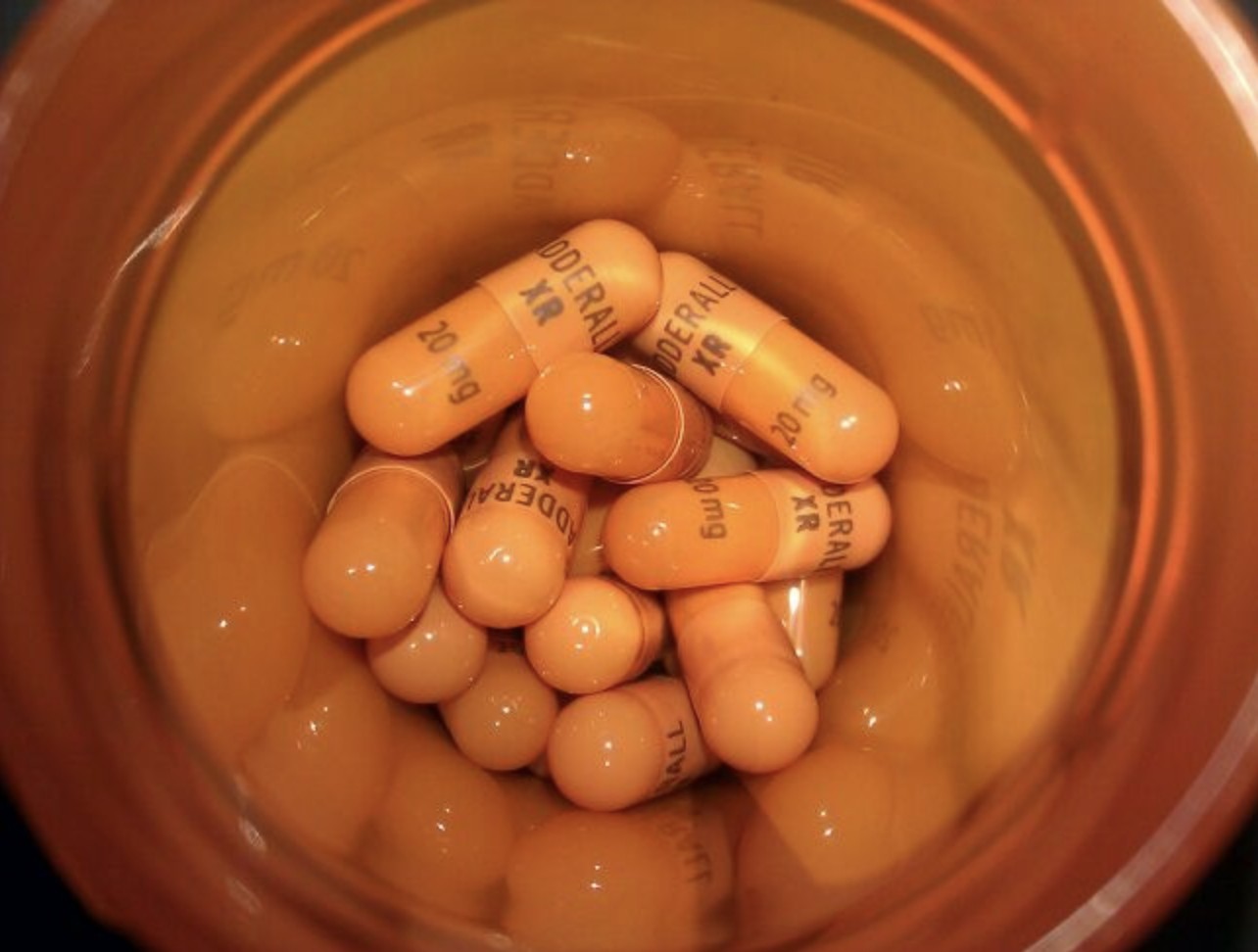 Comprimidos de Adderall, medicamento estimulante (Foto: Patrick Mallahan/ Wikimedia Commons)