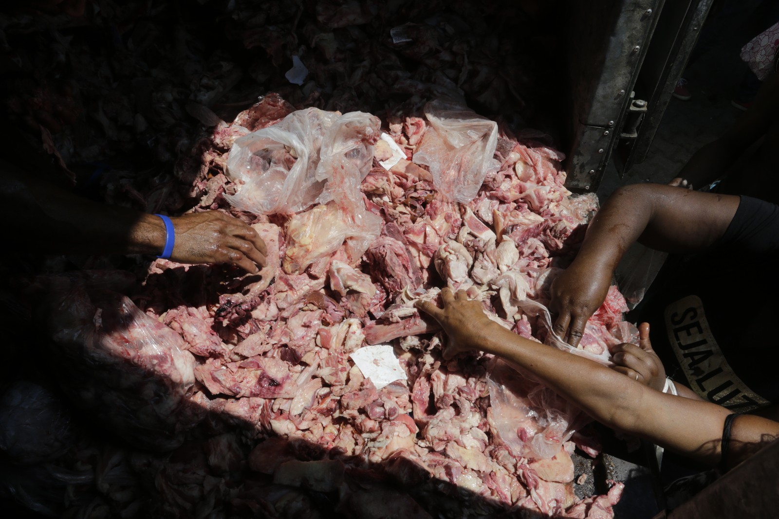 População seleciona porções do que restou da carne dos mercadosAgência O Globo