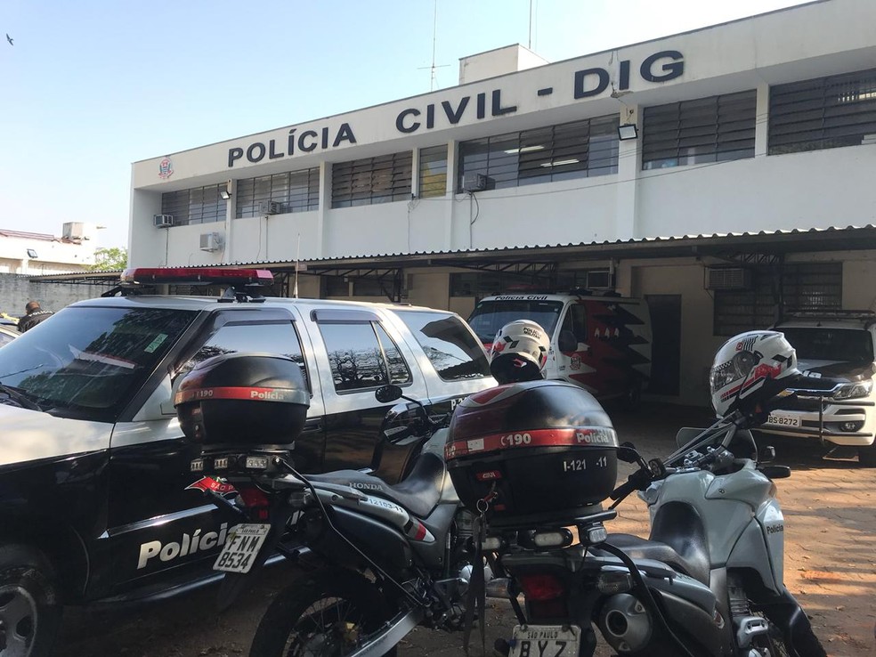 Mandados de prisão também estão sendo cumpridos na cidade de Botucatu e Lençóis Paulista (SP) — Foto: Murilo Barbosa/TV TEM