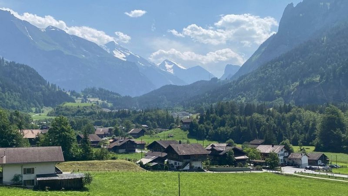 A 'bomba-relógio' que ameaça vilarejo idílico nas montanhas da Suíça