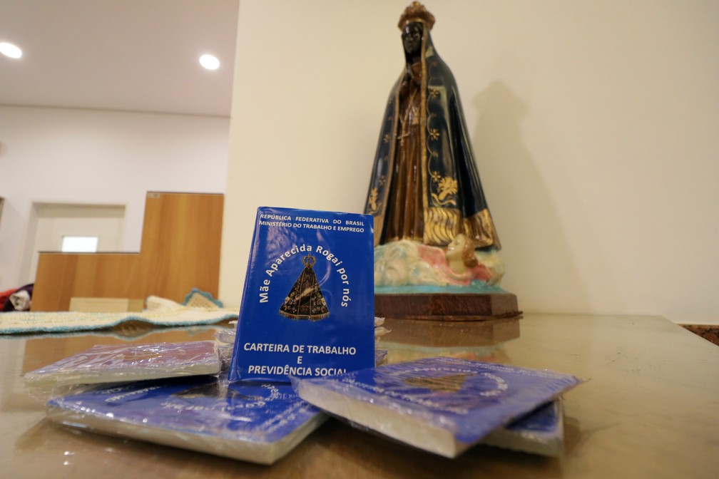 Carteiras de trabalho de cera entregues na Sala das Promessas, na Basílica de Aparecida — Foto: Danilo Sardinha/G1
