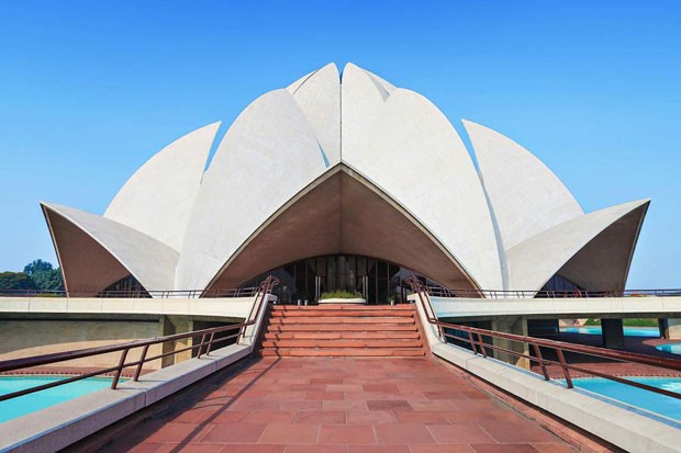 Country: IndiaSite: Lotus Temple (1986)Caption: Another icon of this period, the Lotus Temple (1986), is a unique achievement in large-scale thin-shell concrete construction.Date:2017Photo: ShutterstockPost-Independence Architecture of Delhi (2018  (Foto: Divulgação)