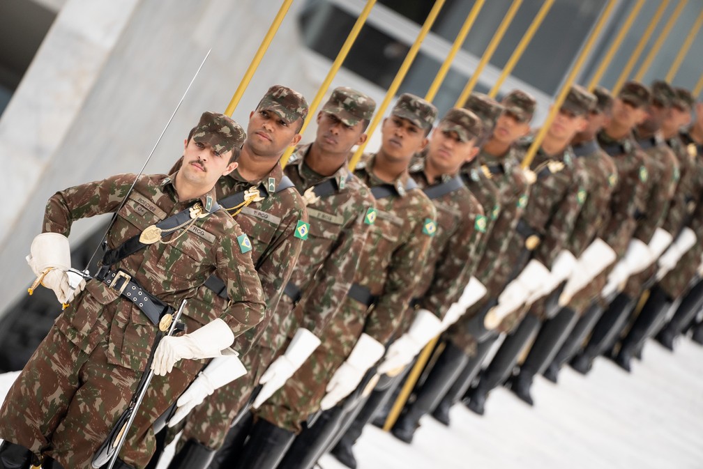 Militares guardam as beiradas da rampa do Palcio do Planalto durante ensaio da posse presidencial que movimentou a Esplanada dos Ministrios nesta sexta-feira (30). No dia 1, Drages da Independncia participam da cerimnia com trajes completos  Foto: Fbio Tito/g1