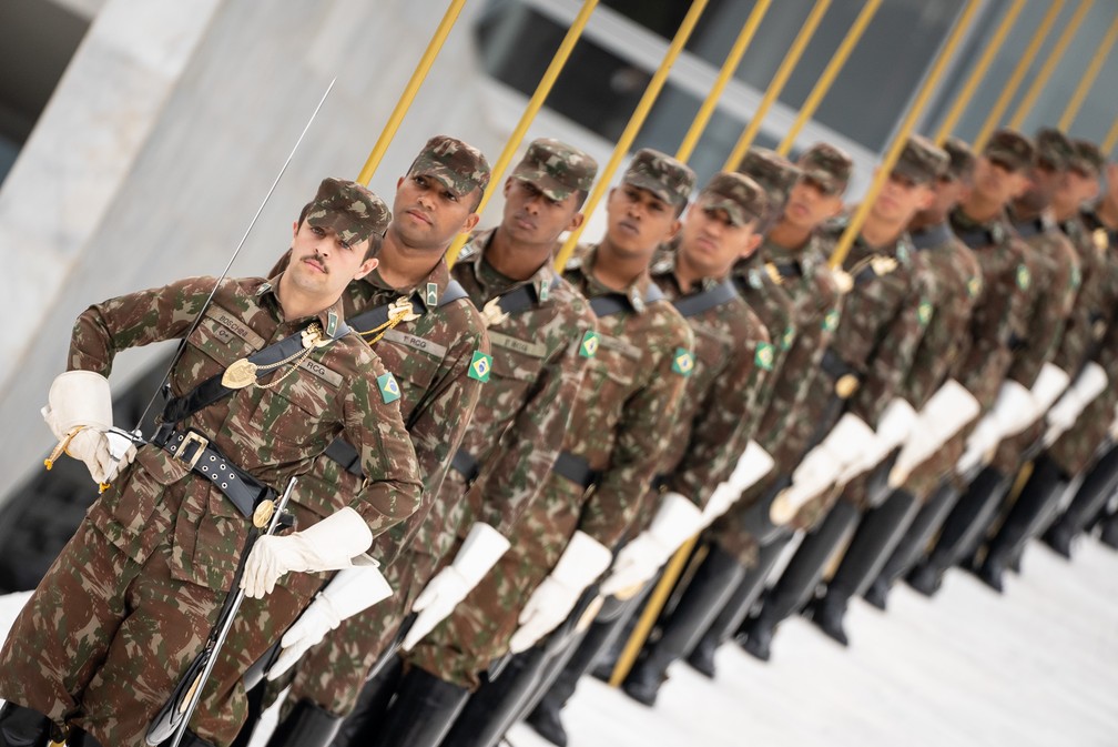 Militares guardam as beiradas da rampa do Palácio do Planalto durante ensaio da posse presidencial que movimentou a Esplanada dos Ministérios nesta sexta-feira (30). No dia 1º, Dragões da Independência participam da cerimônia com trajes completos — Foto: Fábio Tito/g1