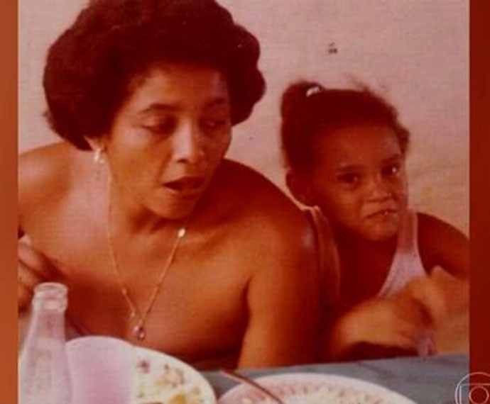 Taís ainda criança ao lado da mãe (Foto: TV Globo)