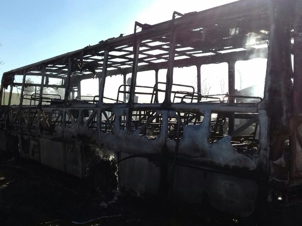 Apenas restos do ônibus sobraram após incêndio (Foto: Divulgação/ Bombeiros Botucatu)