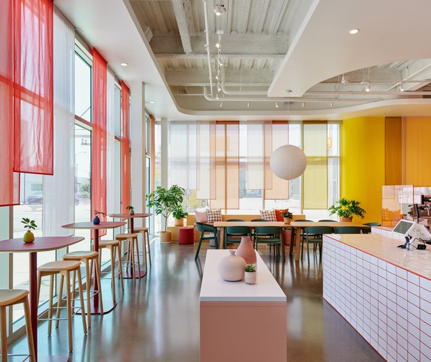 7 ideias de décor que amamos neste café colorido em Los Angeles! (Foto:  Eric Staudenmaier / Divulgação)