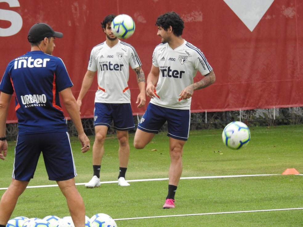 Alexandre Pato bate bola no treino do São Paulo — Foto: Marcelo Hazan