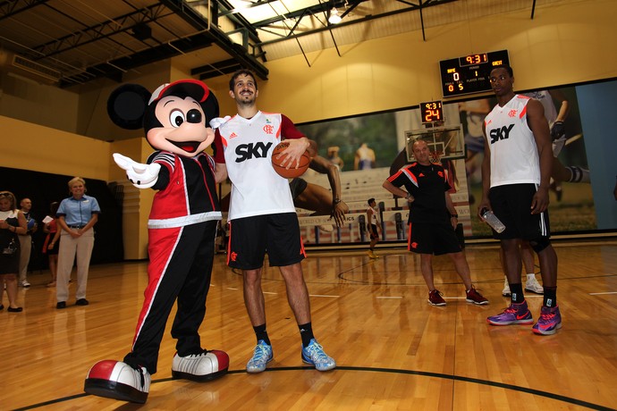 Nicolas Laprovittola posa para foto com o Mickey no treino do Flamengo em Orlando (Foto: Pedro Veríssimo)