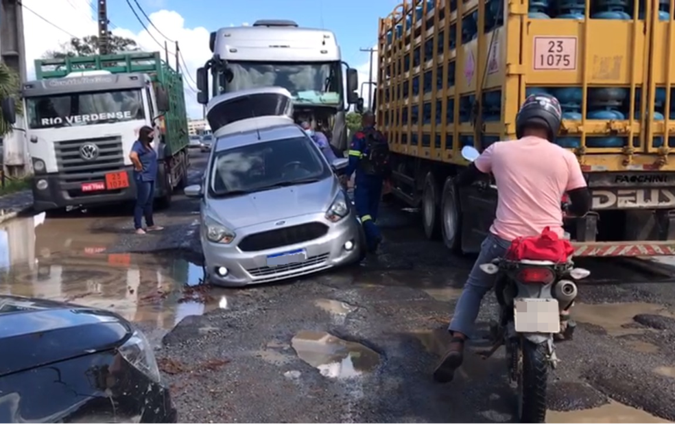 Carro cai e fica preso em cratera na BA-523, em São Francisco do Conde — Foto: Marcos Henrique