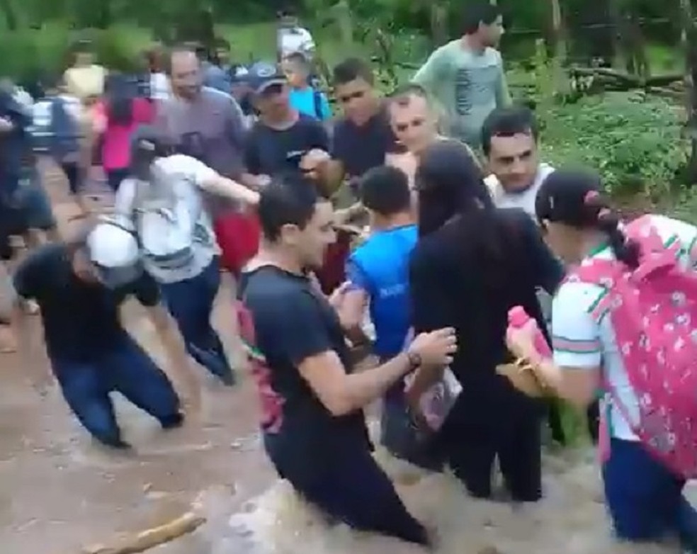 Alunos atravessam correnteza para ir à escola onde estudam em Viçosa do Ceará — Foto: TV Verdes Mares/Reprodução