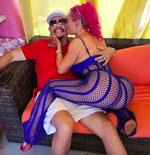 O ator e músico Ice-T com a esposa, a atriz e modelo Coco Austin, no colo (Foto: Instagram)