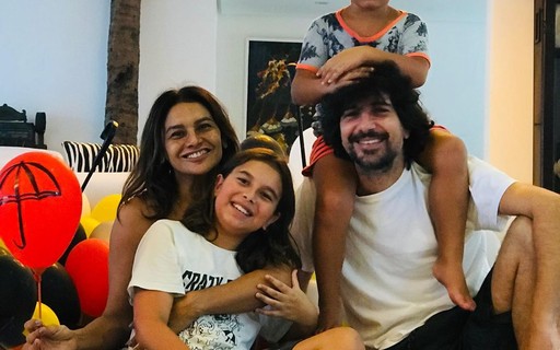 Dira Paes faz retrato com família completa e celebra aniversário do filho