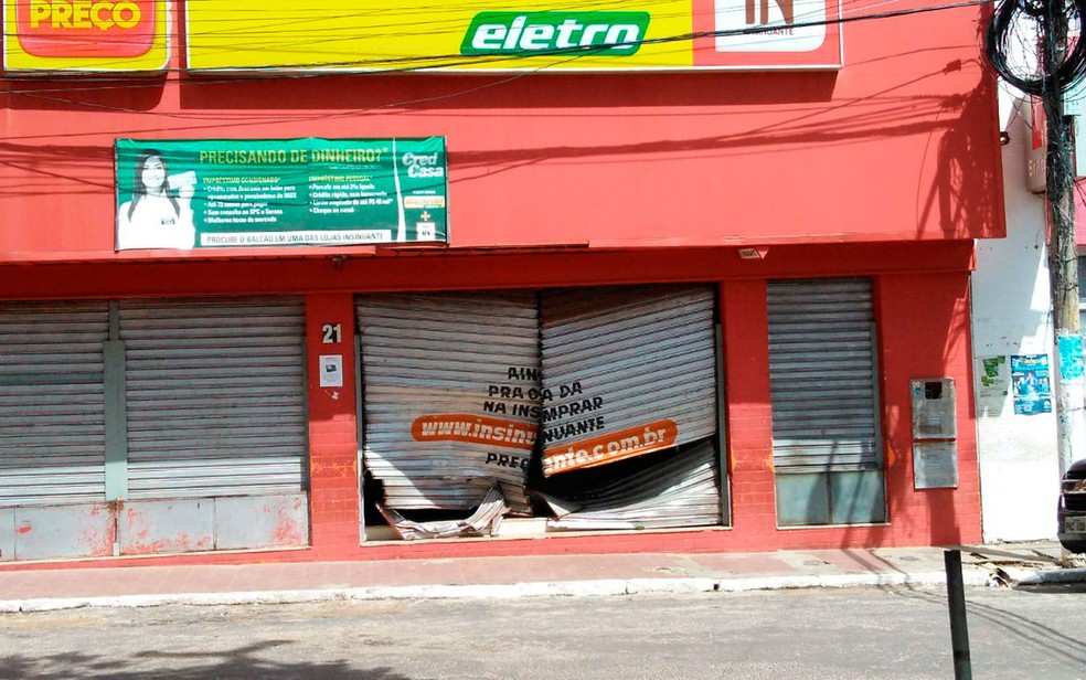 Loja de eletrodomésticos de Catu que foi arrombada por bandidos  (Foto: Fabrício Silva / TV Bahia)