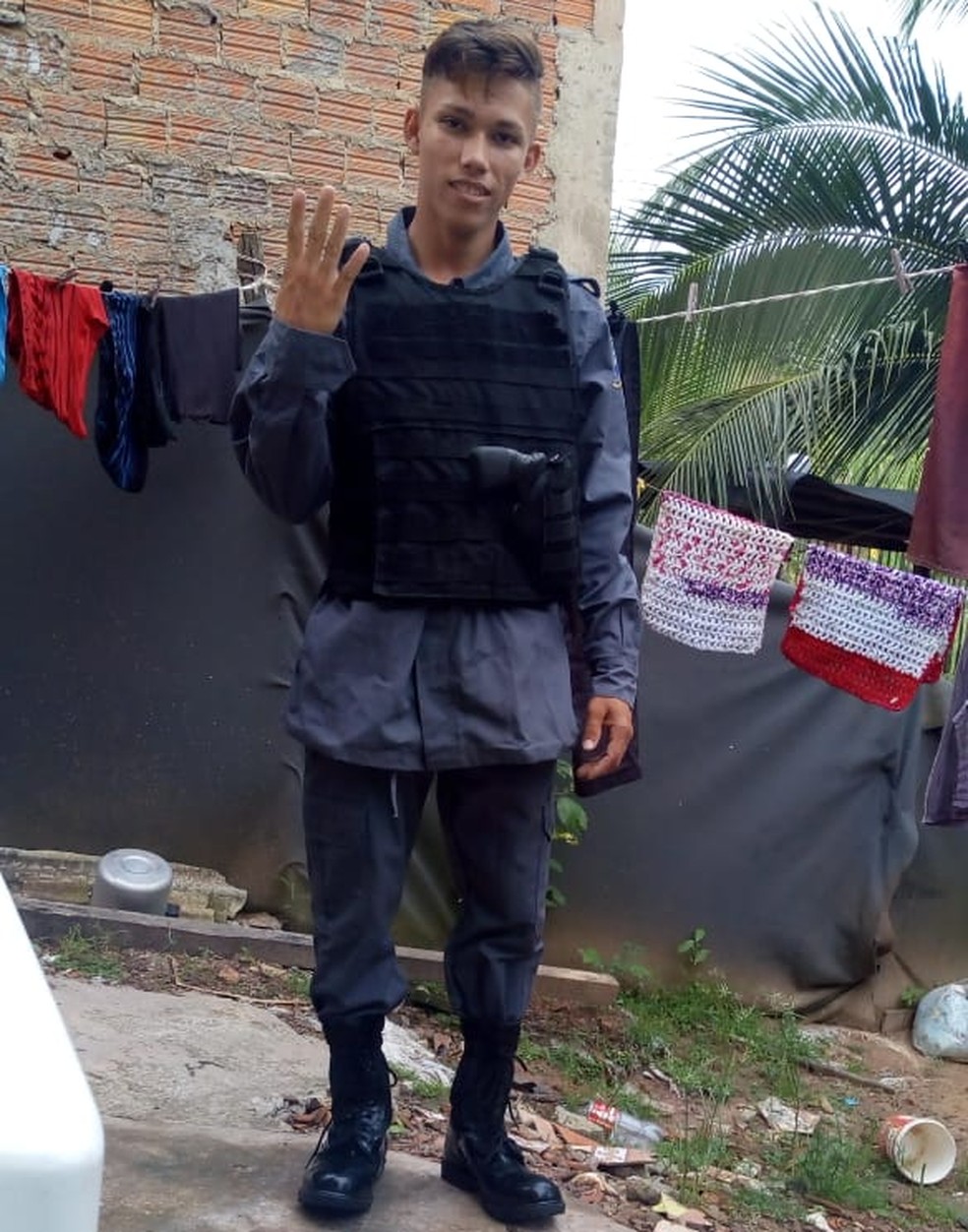 A PolÃ­cia Militar diz que JosÃ© Wellington nÃ£o Ã© PM e tem passagens por trÃ¡fico e associaÃ§Ã£o criminosa â€” Foto: DivulgaÃ§Ã£o/PolÃ­cia Militar