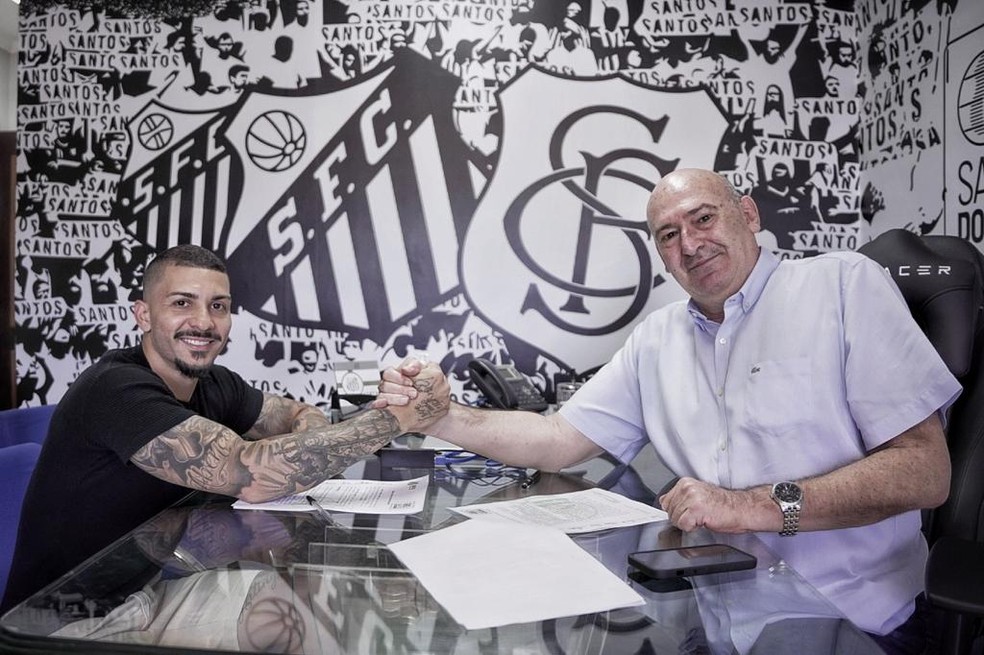 Alison assina contrato com o Santos — Foto: Guilherme Kastner / Santos FC