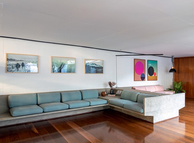 O living com pé-direito de 2,20 m tem sofá de concreto moldado na obra original e restaurado, que ganhou novas almofadas de lona da Ecosimple (Foto: Maíra Acayaba / Editora Globo)