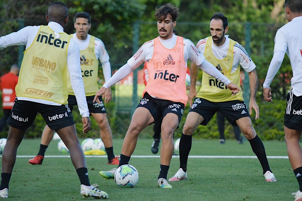 Igor Gomes é marcado por Juanfran em treino do São Paulo — Foto: Divulgação