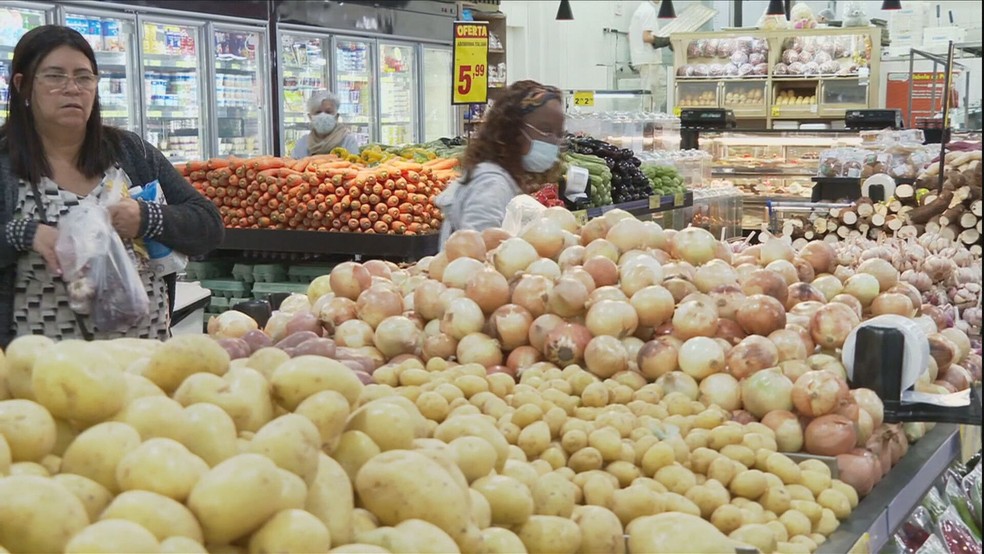 Clientes fazem compra em supermercado — Foto: Reprodução/Hora 1