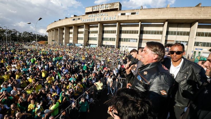 Bolsonaro discursa após motociata em Uberlândia; presidente espera reunir multidões de apoiadores no 7 de setembro (Foto: PRESIDÊNCIA DA REPÚBLICA via BBC News)