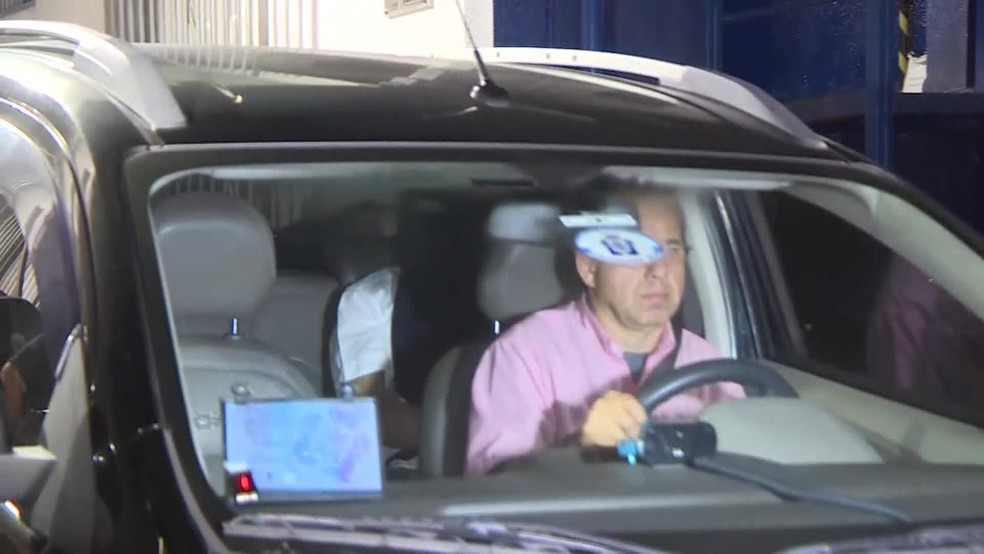 Coronel Lima deixa prisão com o rosto coberto — Foto: Reprodução/ TV Globo