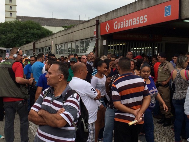 Passageiros em frente à estação Guaianases da CPTM, que foi fechada após suspeita de bomba em São Paulo (Foto: Tatiana Santiago/G1)