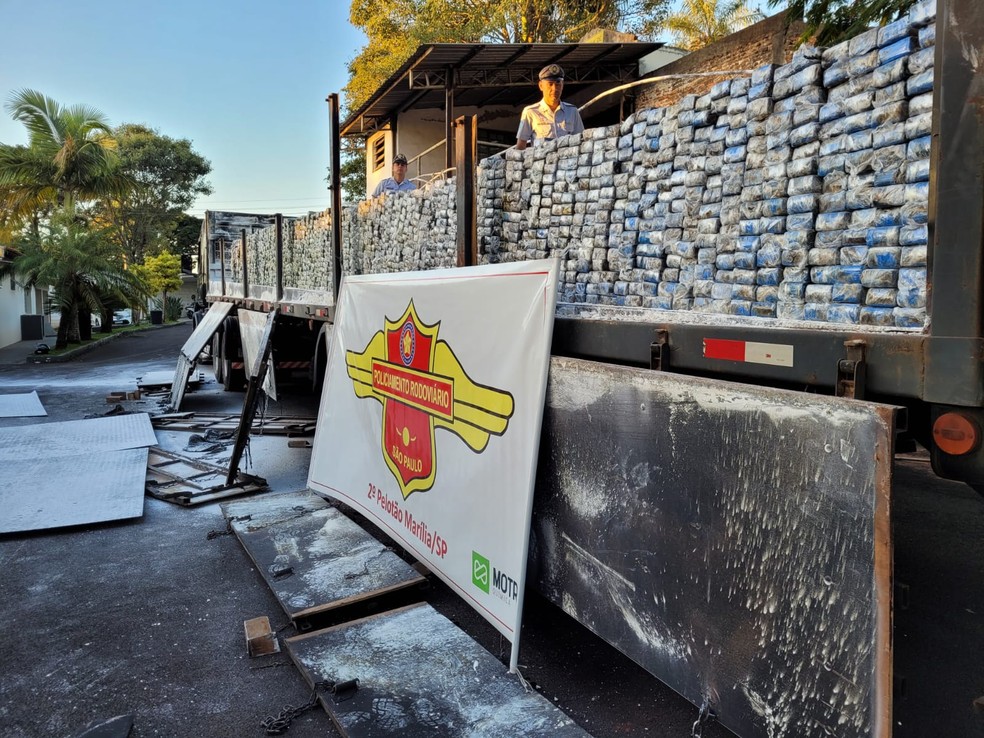 Carreta carregada de maconha é apreendida em rodovia de Marília — Foto: Polícia Rodoviária/Divulgação