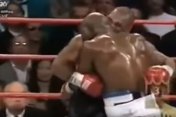 Mike Tyson morde orelha de Evander Holyfield durante luta em 1997 (Foto: Reprodução)