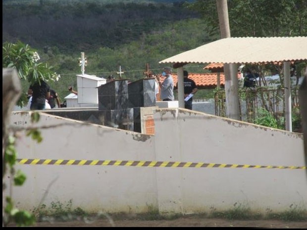 Peritos fazem exumação do corpo do gerente do Banco do Brasil (Foto: Sérgio Alves)