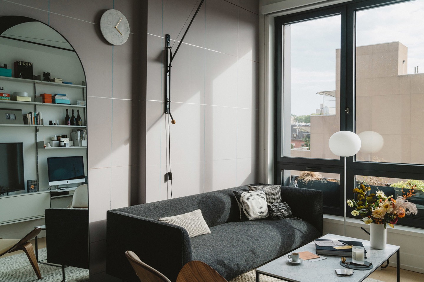 Décor do dia: papel de parede minimalista na sala de estar (Foto: Erica Choi e Hoon Kim/Divulgação)