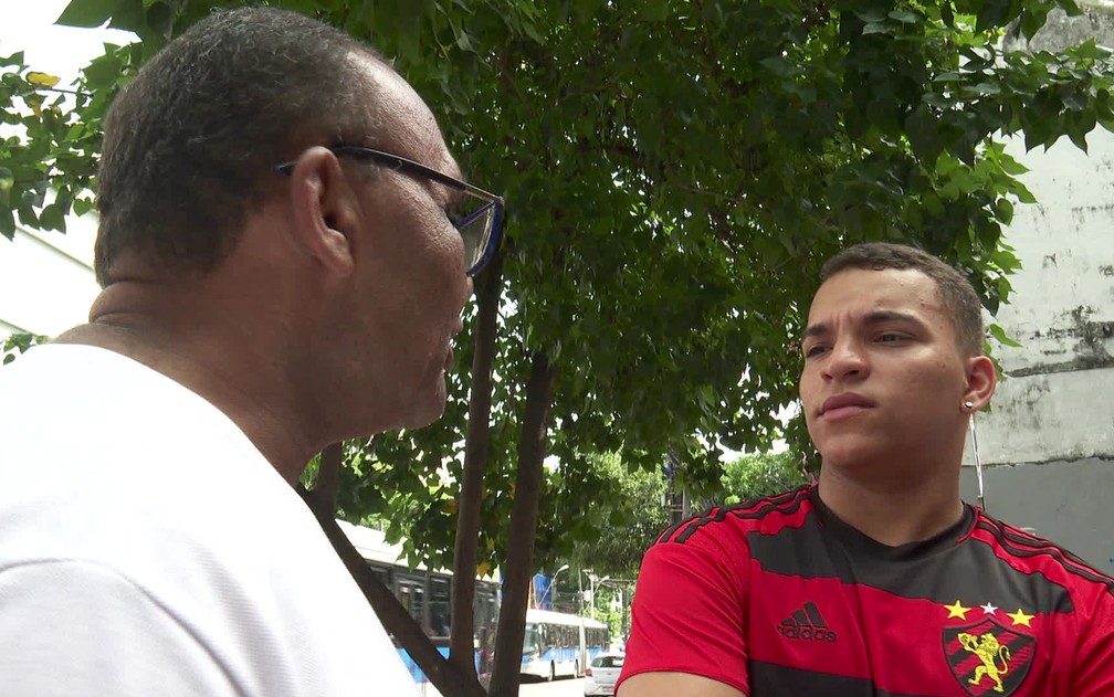 Leonardo (Ã  direita) publicou nas redes sociais histÃ³ria de homem que dorme no Aeroporto do Recife â€” Foto: ReproduÃ§Ã£o/TV Globo