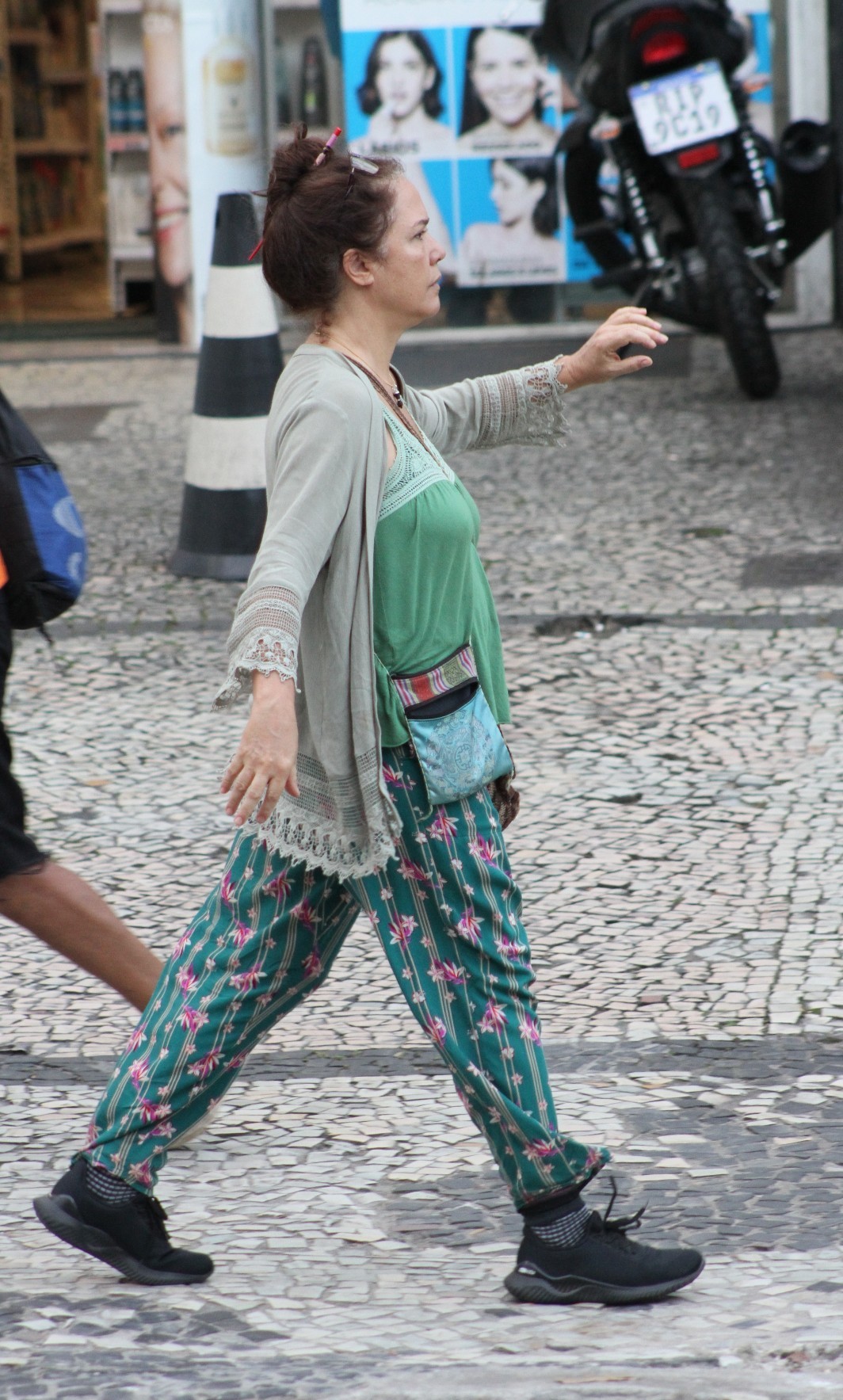 Tereza Seiblitz é fotografada durante passeio no Rio de Janeiro (Foto: Adão/AgNews)