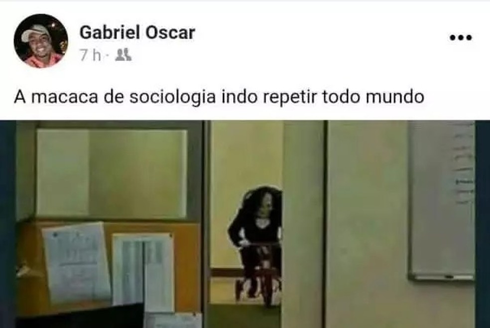 Publicação de aluno nas redes sociais chama professora de 'macaca' — Foto: Reprodução/Facebook