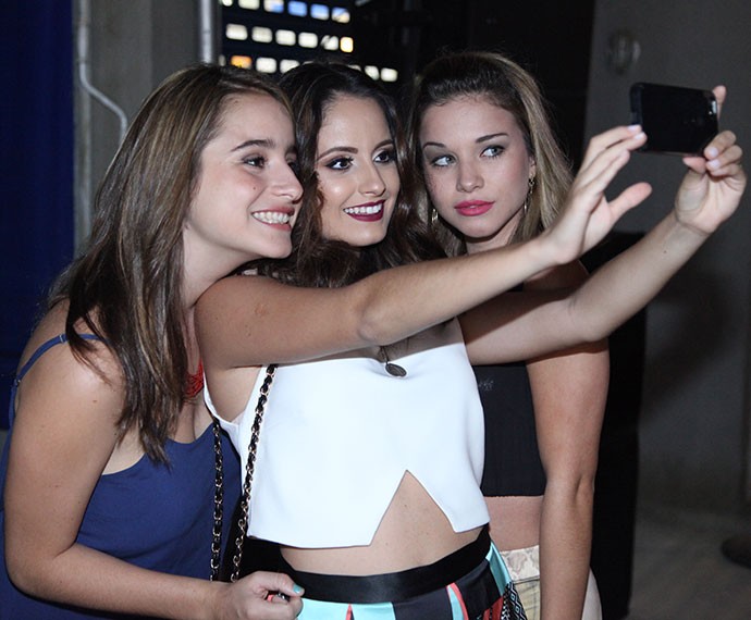 Manuela Llerena, Mariana Costantini e Laryssa Ayres fazem um 'selfie' juntas (Foto: Fabiano Battaglin / Gshow)