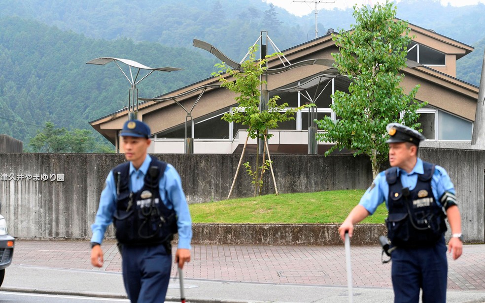 Policiais sÃ£o vistos em frente ao centro Tsukui Yamayuri-en, em Sagamihara, no JapÃ£o, em imagem de arquivo â€” Foto: Kyodo/via Reuters