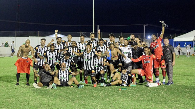 Comemoração da classificação e do aniversário do treinador Batizoco. (Foto: Cristiano Santos / Botafogo-PB)